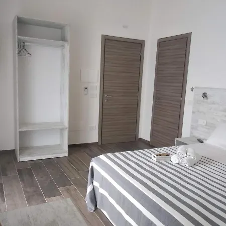 Domus Piedigrotta Bed & Breakfast 4*