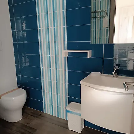 Domus Piedigrotta B&B 피조